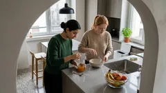 Mosche della frutta in cucina: il trucco con aceto di mele e detersivo che funziona davvero