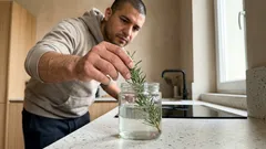 Rosmarino in acqua per 7 giorni: cosa succede davvero e perché in tanti lo fanno